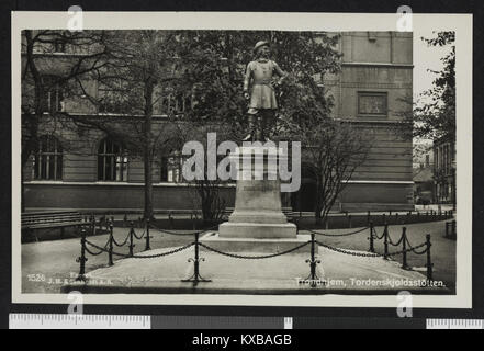 Il Tordenskjold Monument a Trondheim, Norvegia, commemora l'eroe navale Peter Wessel Tordenskjold (1690-1720). La statua, creata nel XIX secolo, si erge come un punto di riferimento nazionale per onorare la storia marittima della Norvegia. Foto Stock