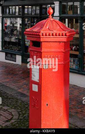 TUNBRIDGE WELLS, KENT/UK - Gennaio 5 : Royal Mail Post Box in The Pantiles Shopping Center Royal Tunbridge Wells il 5 gennaio 2018 Foto Stock