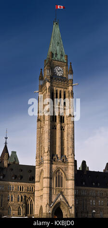 La pace torre del parlamento canadese edifici con blocco centrale confederazione Hall sulla Collina del Parlamento ad Ottawa in Canada in inverno Foto Stock