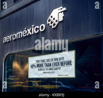 New York 1980s, Aero Messico vetrina della compagnia aerea, pubblicità di viaggio, poster incentivo, Manhattan, New York City, NY, NEW YORK, STATI UNITI, Foto Stock