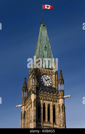 Parte superiore della torre di pace agli edifici del Parlamento a Ottawa in Canada con la bandiera canadese e orologio campanile observation deck e doccioni Foto Stock