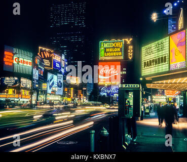 New York 1980s, Times Square, traffico automobilistico, notte, Manhattan, New York City, NY, NYC, Stati Uniti, Foto Stock