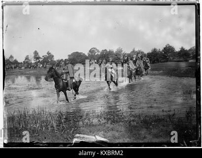 L'immagine raffigura i soldati del 2nd Uhlan Regiment in formazione in marcia, situati nella regione della Volinia, probabilmente durante l'inizio del XX secolo. Foto Stock