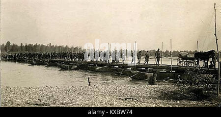 2. gorski strelski polk koraka čez reko Tilment Foto Stock