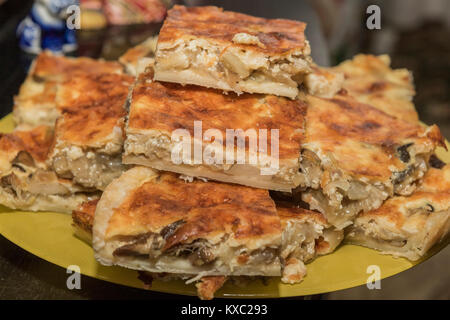 Torta fatta in casa con i funghi. Foto Stock