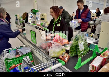 Supermercato checkout fino con il cibo sul trasportatore pronto per il cassiere, REGNO UNITO Foto Stock