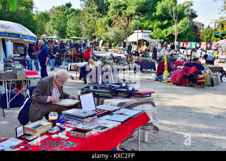 Mercato delle pulci con bric-a-brac e molti altri si spegne fine di Ermou Street da Thissiou stazione della metropolitana che si estende a Pireos street, Atene, Grecia Foto Stock