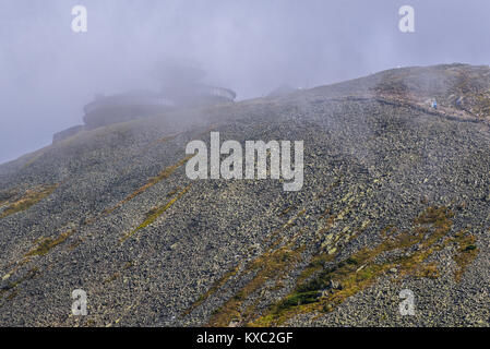 Il polacco Osservatorio Meteorologico edificio sul Monte Sniezka in Karkonosze mountain range in Sudetes, sul confine della Repubblica ceca e della Polonia Foto Stock