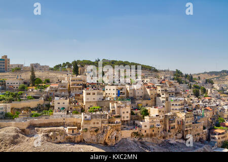 Vista panoramica del quartiere di Gerusalemme con vecchie case scavate nella pietra, Israele Foto Stock