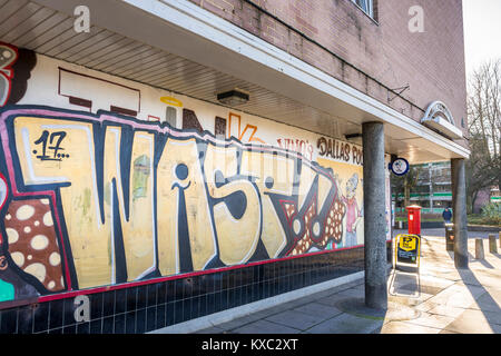 Coloratissimo graffito su un alloggio sociale station wagon facciata lungo Northam strada in Southampton dicembre 2017, Inghilterra, Regno Unito Foto Stock