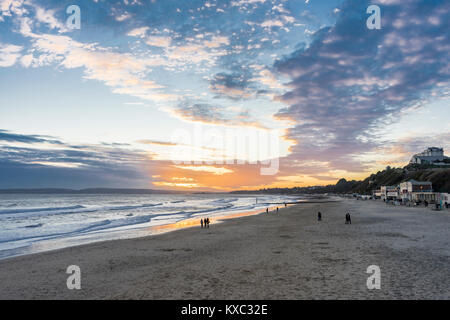 Bournemouth Beach lungomare durante un tramonto spettacolare gennaio 2018, Bournemouth, Drorset, England, Regno Unito Foto Stock