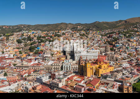 Guardando verso il basso su un patrimonio UNESCO Site-Guanajuato, Messico, da fino in cima a una collina, una vista della Basilica, Guanajuato University a molti altri edifici Foto Stock