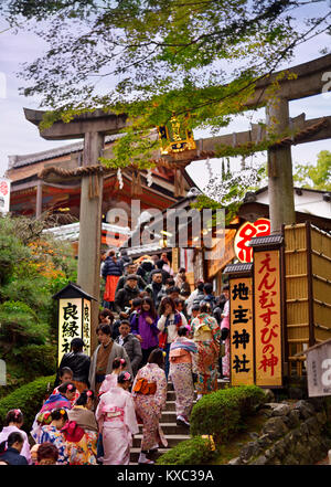 Persone di entrare attraverso la Porta Torii di Jishu Jinja, matchmaking santuario, JishuJinja santuario di Kiyomizu-dera tempio buddista in Higashiyama, Kyoto, Giappone Foto Stock