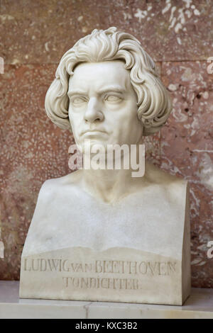 Compositore tedesco Ludwig van Beethoven. Busto in marmo da scultore tedesco Arnold Hermann Lossow (1866) dopo la progettazione da scultore tedesco Anton Dietrich sul display nella hall of fame nel Walhalla Memorial vicino a Regensburg in Baviera, Germania. Foto Stock