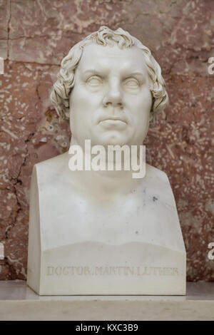 Martin Luther. Busto in marmo da scultore tedesco Ernst Rietschel (1831) sul display nella hall of fame nel Walhalla Memorial vicino a Regensburg in Baviera, Germania. Foto Stock