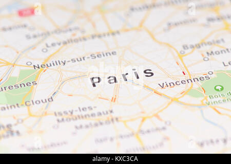 Primo piano della città di Parigi mappa sullo schermo di un dispositivo GPS, Apple iPhone app mappe Foto Stock