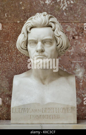 Compositore tedesco Ludwig van Beethoven. Busto in marmo da scultore tedesco Arnold Hermann Lossow (1866) dopo la progettazione da scultore tedesco Anton Dietrich sul display nella hall of fame nel Walhalla Memorial vicino a Regensburg in Baviera, Germania. Foto Stock