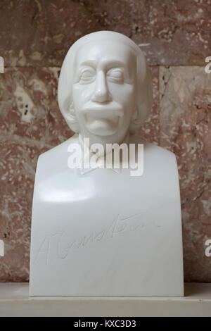 Tedesco-nato fisico Albert Einstein. Busto in marmo da scultore tedesco Wilhelm Uhlig (1990) sul display nella hall of fame nel Walhalla Memorial vicino a Regensburg in Baviera, Germania. Foto Stock