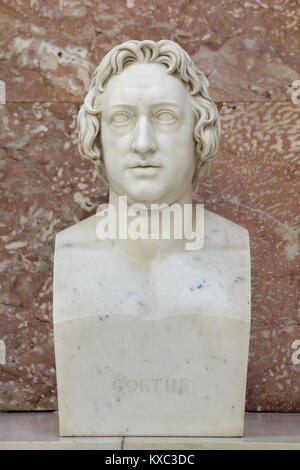 Scrittore tedesco Johann Wolfgang von Goethe. Busto in marmo da scultore tedesco Christian Friedrich Tieck (1808) sul display nella hall of fame nel Walhalla Memorial vicino a Regensburg in Baviera, Germania. Foto Stock