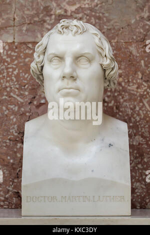 Martin Luther. Busto in marmo da scultore tedesco Ernst Rietschel (1831) sul display nella hall of fame nel Walhalla Memorial vicino a Regensburg in Baviera, Germania. Foto Stock