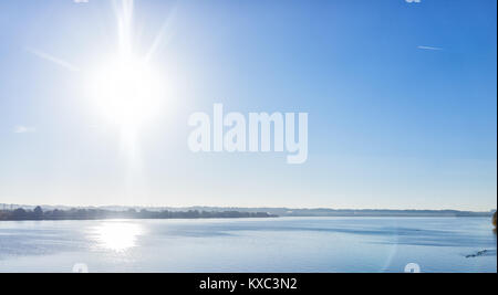 Molte le oche sul fiume Potomac panorama con sole di mattina e acqua blu a Washington DC o Virginia Foto Stock