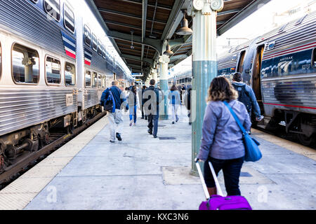 Washington DC, Stati Uniti d'America - 27 Ottobre 2017: Unione stazione ferroviaria con piattaforma VRE e Amtrack treni da Virginia per commutare durante la mattinata con molti p Foto Stock