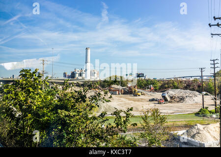 Baltimore, Stati Uniti d'America - 27 Ottobre 2017: fabbrica industriale con segno e inquinamento da fumo con tumulo di discarica costruzione Foto Stock