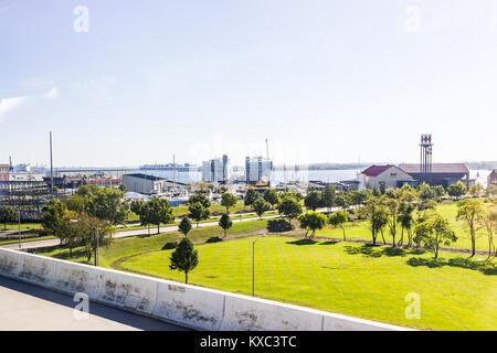 Baltimore, Stati Uniti d'America - 27 Ottobre 2017: fabbrica industriale con Patapsco river, Sagamore liquori distilleria, Tidewater Yacht Service, Winans cove, TE Subco Foto Stock