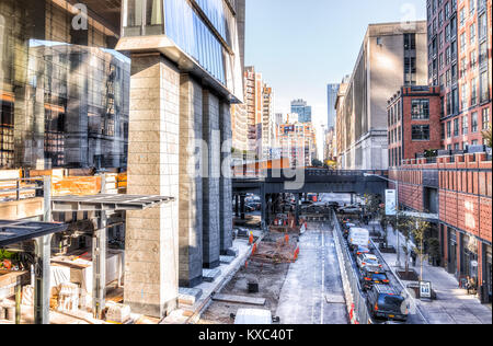 La città di New York, Stati Uniti d'America - 27 Ottobre 2017: vista aerea del moderno quartiere di Chelsea la costruzione di edifici, di parcheggio e di traffico di automobili su West 30th Street Foto Stock