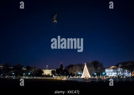 Washington DC, Stati Uniti d'America - 28 dicembre 2017: Presidente Trump's Marine un elicottero in atterraggio a casa bianca da National albero di Natale mem Foto Stock