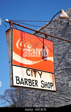 Vecchia città vintage Barber Shop segno che è rustico e arrugginita pubblicità Coca-Cola in Wetumpka Alabama, Stati Uniti d'America. Foto Stock