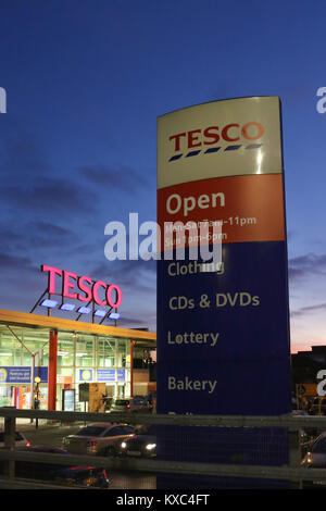 Negozio Tesco e illuminato Tesco firmare al supermercato Tesco nel Regno Unito. Foto Stock