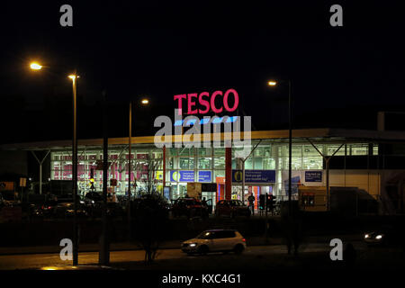 Negozio Tesco e Tesco firmare al supermercato Tesco nel Regno Unito. Foto Stock