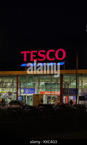 Negozio Tesco e illuminato Tesco firmare al supermercato Tesco nel Regno Unito. Foto Stock