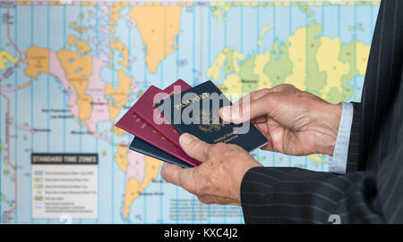 Regno Unito o il cittadino americano con il passaporto e il mondo mappa dei fusi orari Foto Stock