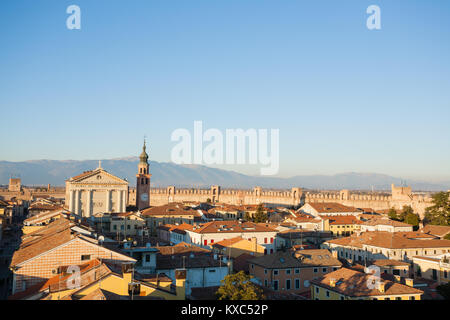 Vista della cittadella medievale città murata in Italia. Italiano città fortificated. Punto di riferimento di viaggio Foto Stock