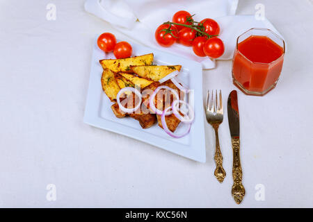 Bistecche alla griglia, patate al forno e insalata di verdure patate al forno con carne Foto Stock