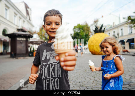 Bambino felice a mangiare il gelato in un giorno di estate Foto Stock