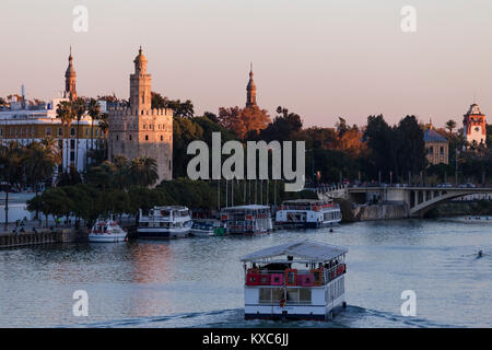 Torre del Oro e il fiume Guadalquivir, Siviglia, Andalusia, Spagna. Foto Stock