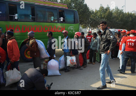 I pescatori indiani arrivino a una stazione ferroviaria dopo essere stato liberato da una prigione di Karachi come gesto di buona volontà nella coda di bordo in autobus sulla strada per la loro patria India attraversando via Wagha Border a Lahore. Le autorità del Pakistan rilasciato 147 pescatori indiani come gesto di buona volontà detenute per la trasgressione nelle sue acque territoriali, hanno detto i funzionari. Indiani e Pakistani sono i pescatori spesso detenuti per la pesca illegale poiché il Mare Arabico confine non è chiaramente definito e molte barche manca la tecnologia per risolvere la loro posizione precisa. (Foto di rana Sajid Hussain /Pacific Stampa) Foto Stock