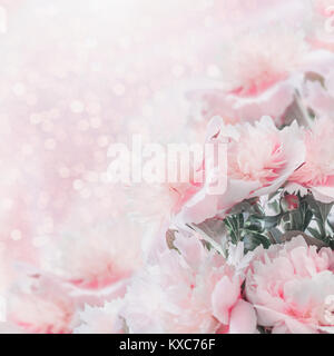 Rosa pastello peonie bordo floreale con bokeh di fondo. Layout o il biglietto di auguri per la festa della mamma, un matrimonio o un evento felice Foto Stock