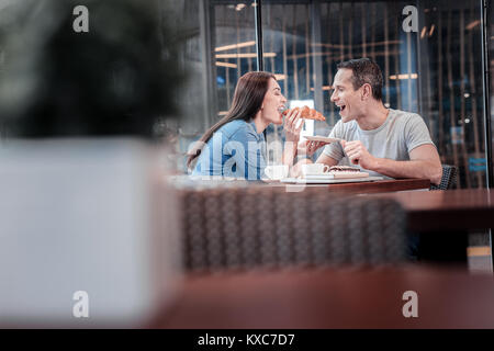 Gioiosa paio di alimentare ciascun altro Foto Stock