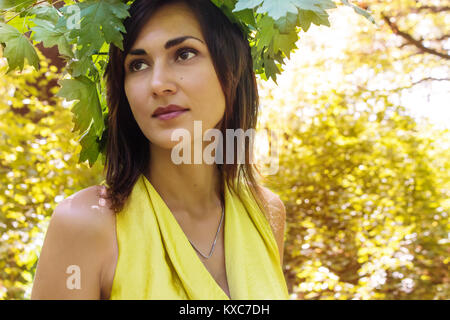 Bianco e nero ritratto di una giovane ragazza bella close-up sulla natura in una ghirlanda di foglie di acero Foto Stock