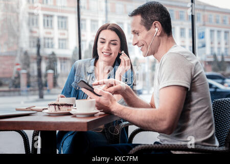 Bel uomo cerca per brano preferito Foto Stock