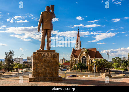 Primo Presidente della Namibia e monumento Luteran la Chiesa di Cristo nel centro di Windhoek, in Namibia Foto Stock