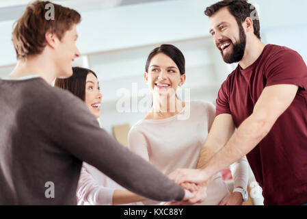 Affascinante quattro colleghi il raggiungimento dei risultati Foto Stock