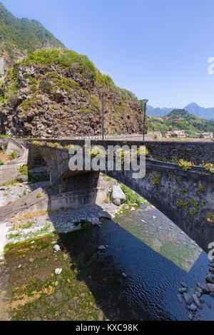 Un vecchio ponte che attraversa il fiume in Sao Vicente, Portogallo. Foto Stock