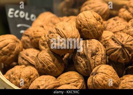 Noci intere (Juglans regia) al mercato La Boqueria, La Rambla, Barcelona, Catalogna, Spagna. Foto Stock