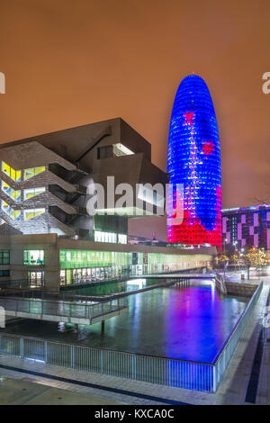 Progettazione edilizia Hub Barcellona, da farine di carne e di ossa architetti. La Torre Agbar, da Jean Nouvel. Glorie distretto. Barcellona. Spagna. Foto Stock