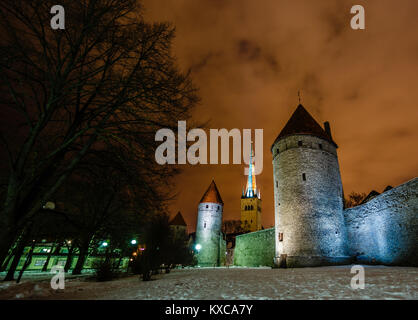 Il castello di Toompea mura e torri evidenziata da lampade di via nella neve notte, Tallinn, Estonia Foto Stock